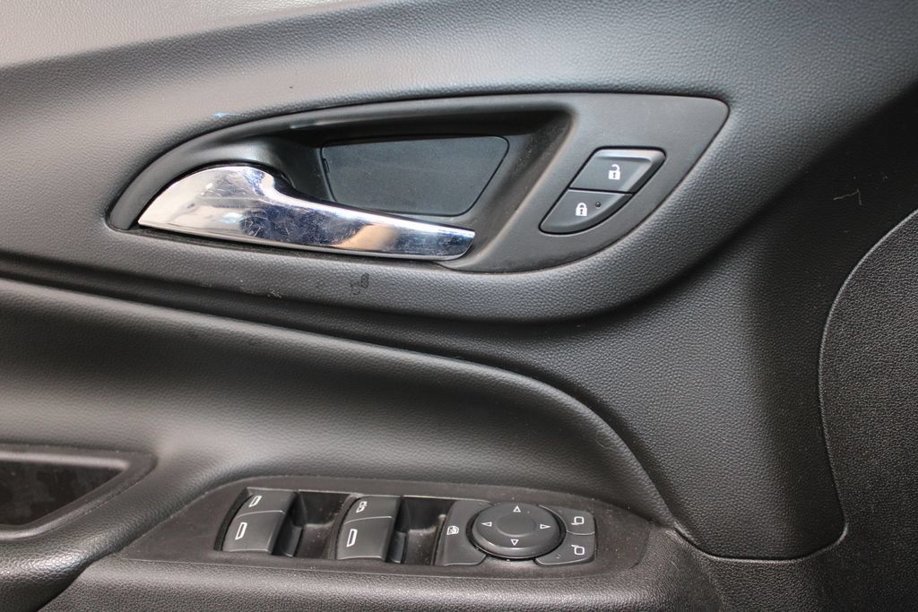 Used 2019 Chevrolet Equinox LT w/ LPO, Cargo Package FWD image 31