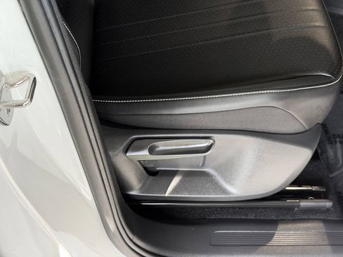 Used 2023 Volkswagen Tiguan SE image 30