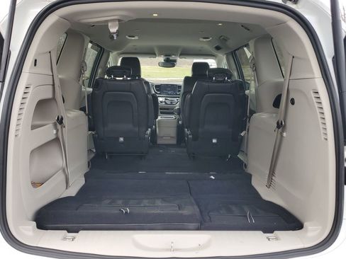 Used 2024 Chrysler Pacifica Touring-L image 28