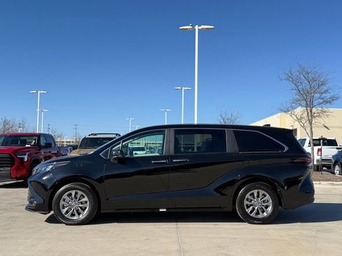 Used 2025 Toyota Sienna XLE image 5