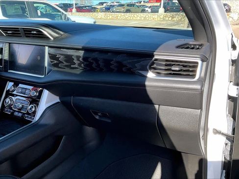 Used 2024 GMC Yukon XL Denali image 18