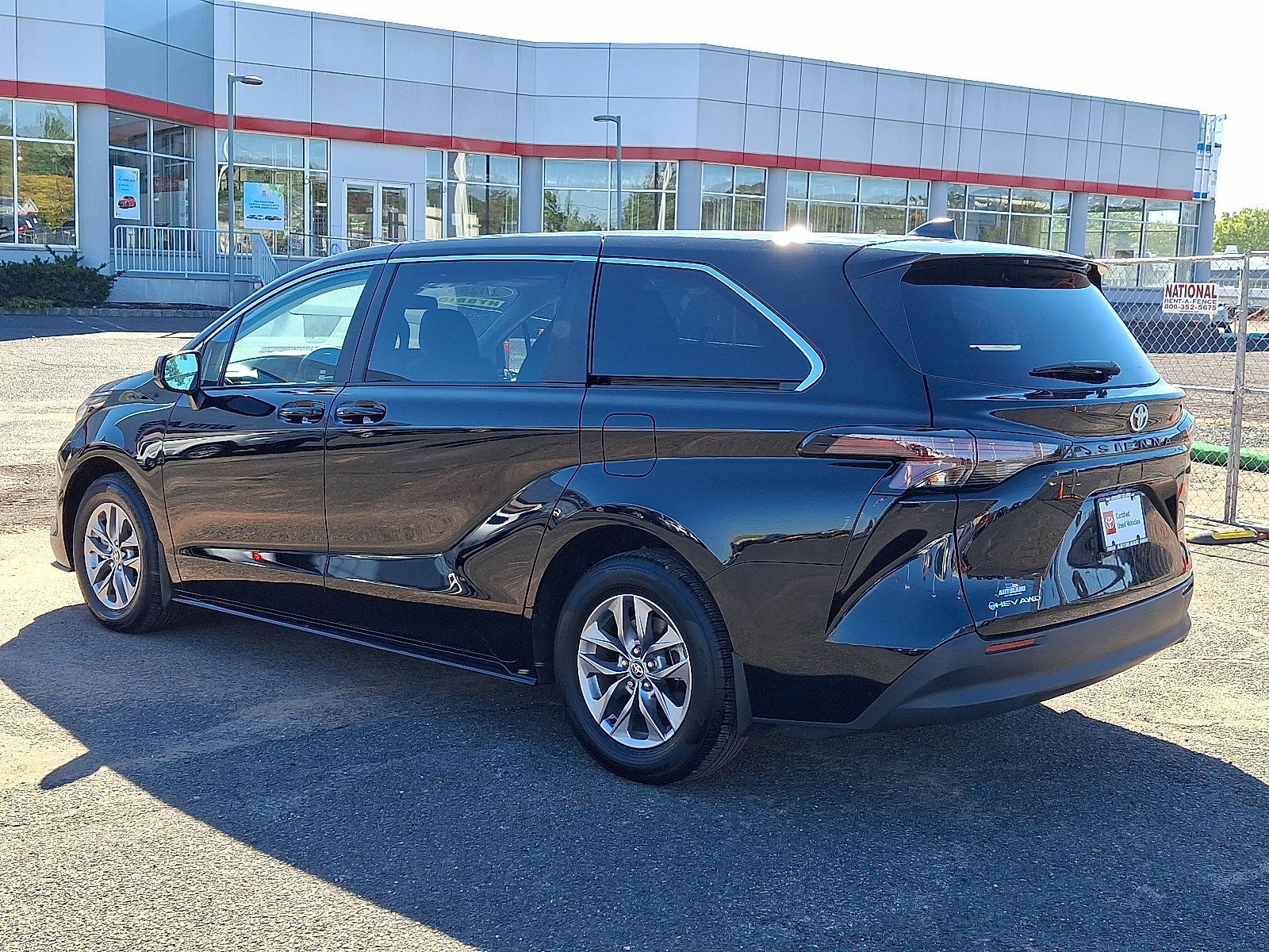 Certified 2025 Toyota Sienna LE AWD/4WD image 5