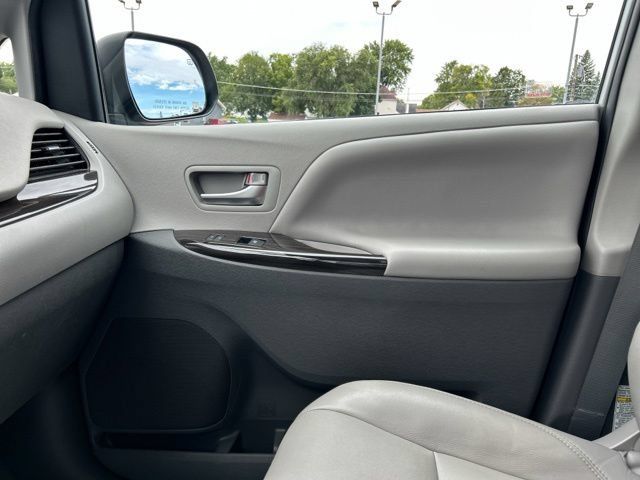 Used 2020 Toyota Sienna XLE FWD image 47