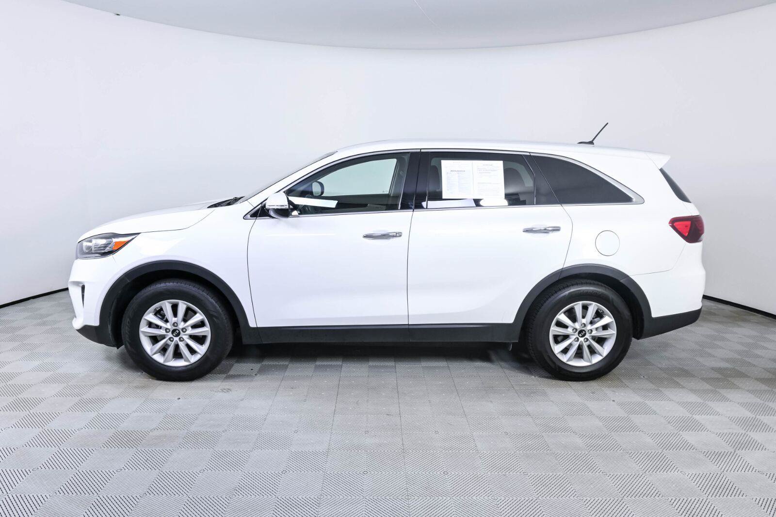 Used 2019 Kia Sorento FWD image 2