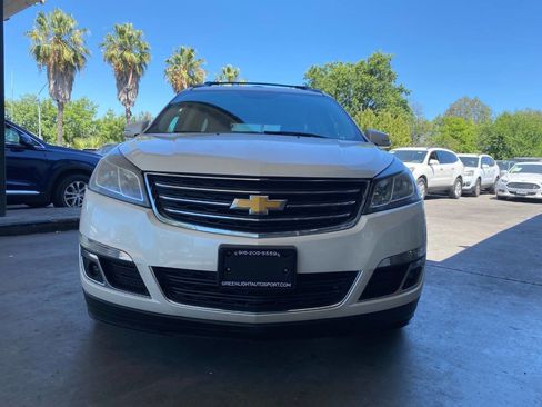 Used 2015 Chevrolet Traverse LT w/ Style and Technology Package FWD image 3