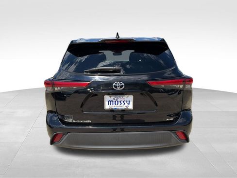 Used 2020 Toyota Highlander XLE image 9