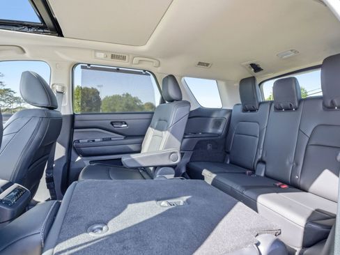 Used 2025 Nissan Pathfinder SL w/ SL Premium Package image 23