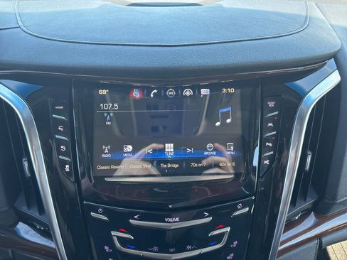 Used 2018 Cadillac Escalade Premium Luxury AWD/4WD image 22