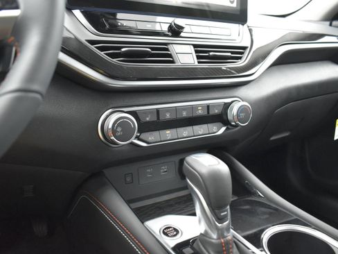 New 2025 Nissan Altima 2.5 SR image 13