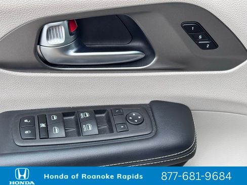 Used 2023 Chrysler Pacifica Touring-L image 23