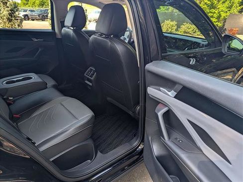Used 2025 Volkswagen Tiguan SE AWD/4WD image 14