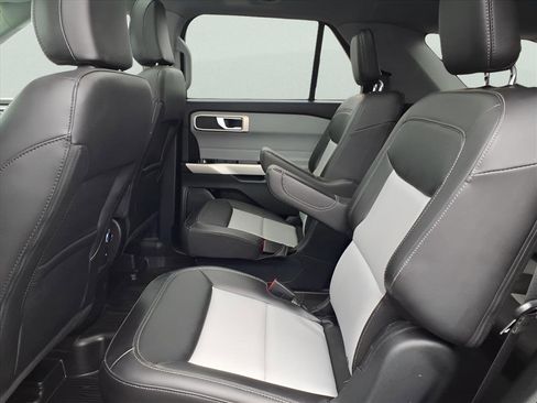 Used 2023 Ford Explorer XLT w/ Equipment Group 202A image 7