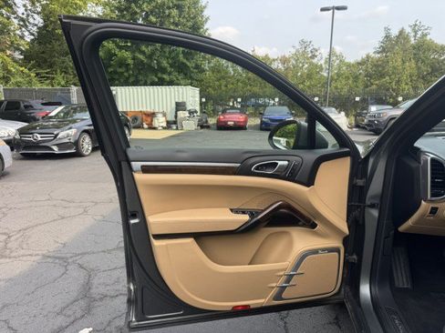 Used 2014 Porsche Cayenne Platinum Edition w/ Walnut Interior Package AWD/4WD image 18