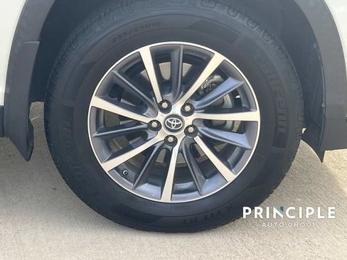 Used 2019 Toyota Highlander XLE AWD/4WD image 4