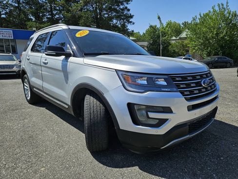 Used 2017 Ford Explorer XLT w/ Equipment Group 202A FWD image 7