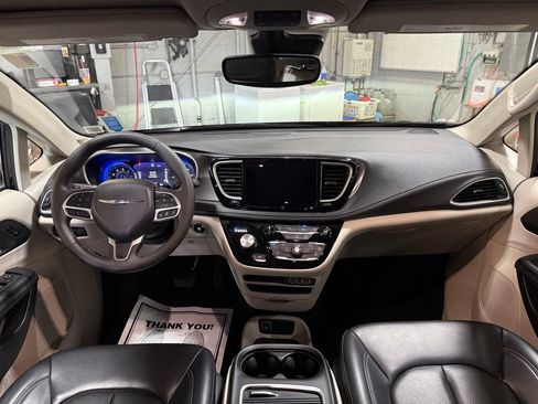 Certified 2023 Chrysler Pacifica Touring-L AWD/4WD image 5