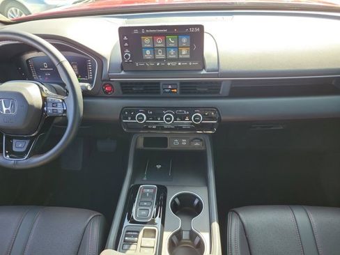 Certified 2025 Honda Pilot Black Edition image 5