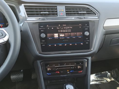 Used 2022 Volkswagen Tiguan SE FWD image 21