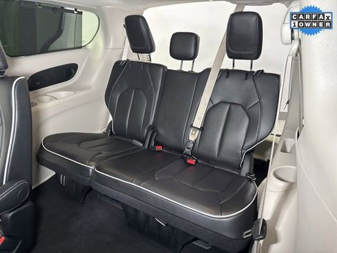 Used 2024 Chrysler Pacifica Limited image 25