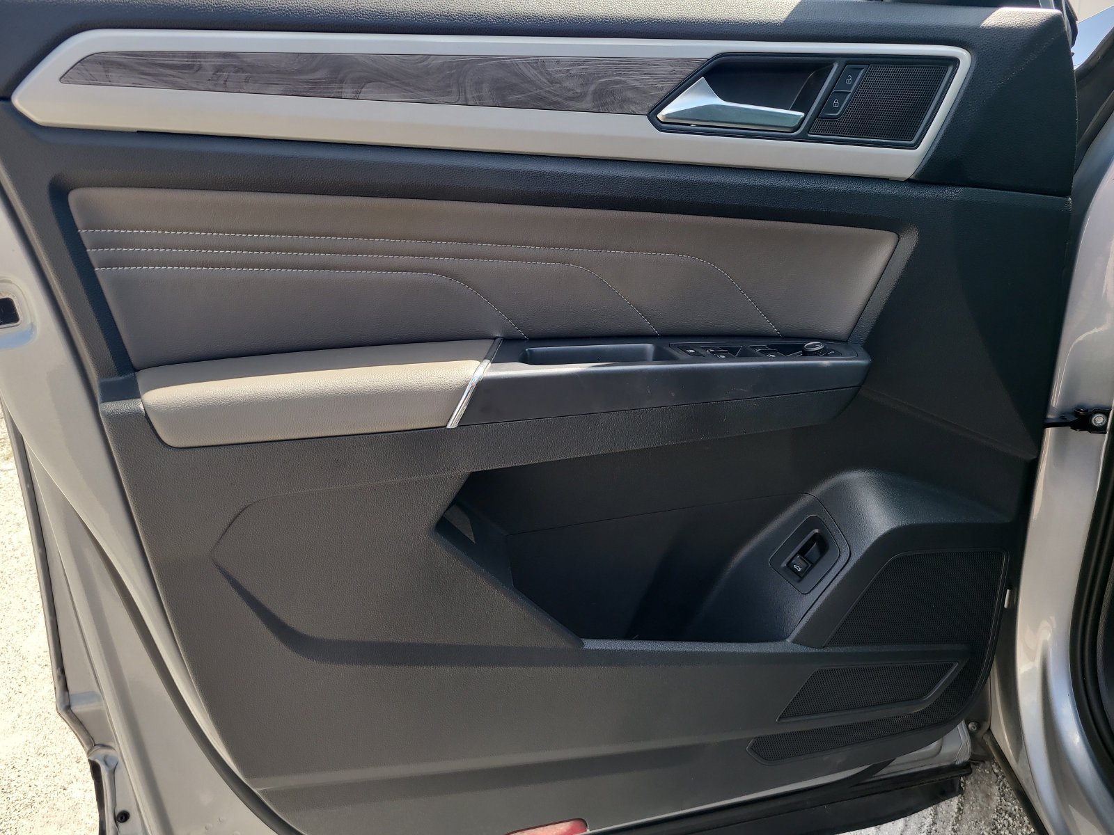 Used 2021 Volkswagen Atlas Cross Sport SE w/ Panoramic Sunroof Package FWD image 13