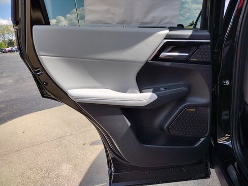 New 2025 Mitsubishi Outlander SE image 31