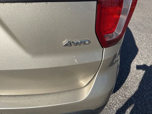 Used 2017 Ford Explorer XLT w/ Equipment Group 202A image 5