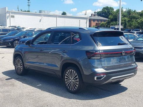 Certified 2025 Volkswagen Taos SE w/ Panoramic Sunroof Package FWD image 5