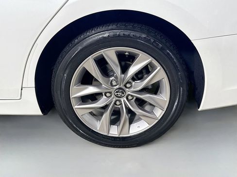 Used 2019 Toyota Avalon XLE w/ Moonroof Package image 31