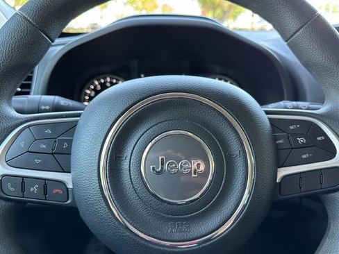 Used 2023 Jeep Renegade Latitude AWD/4WD image 36