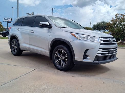 Used 2018 Toyota Highlander LE FWD image 13