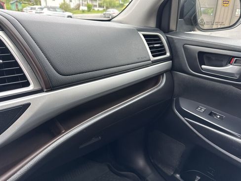 Used 2018 Toyota Highlander XLE AWD/4WD image 30