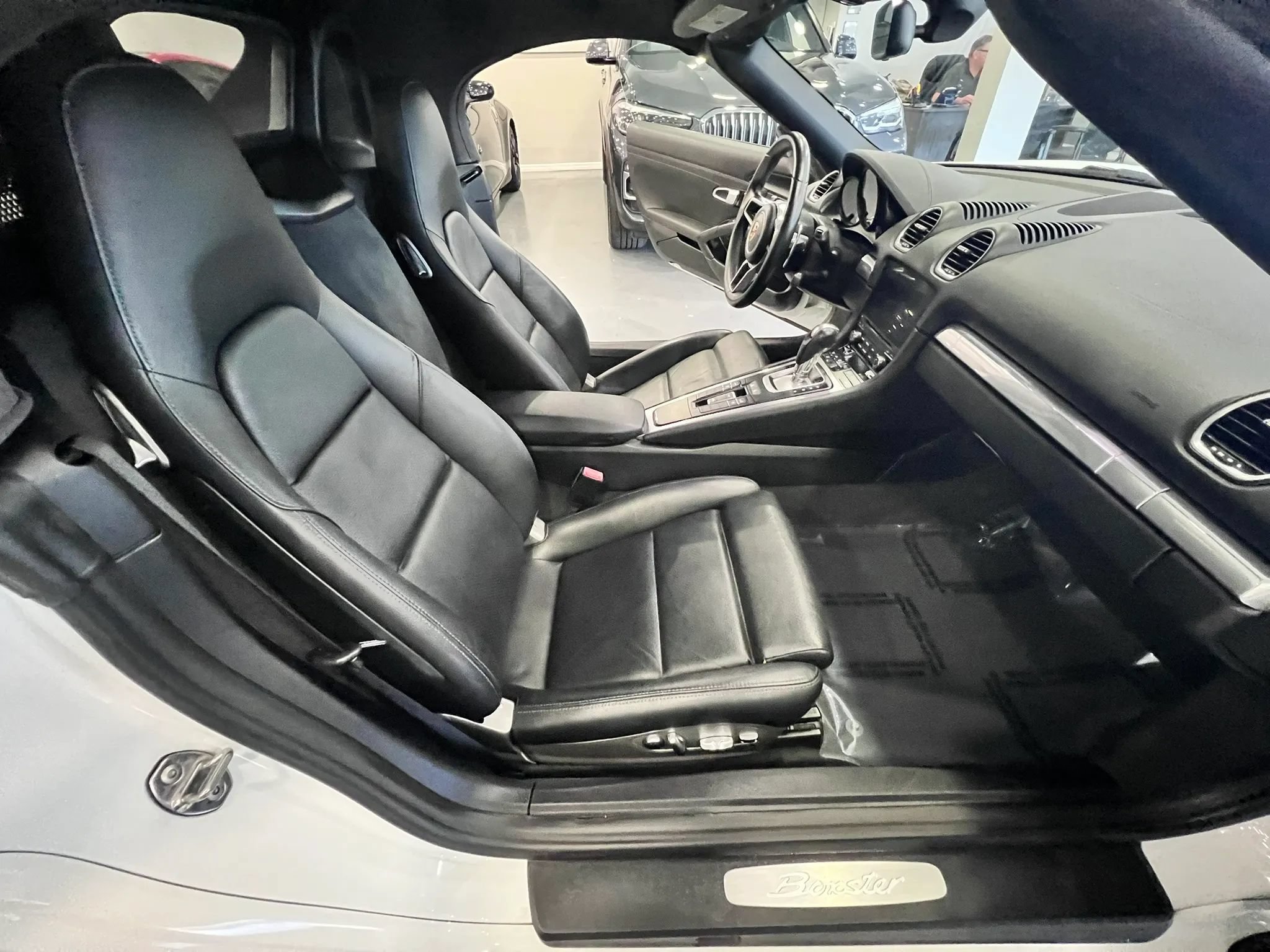 Used 2018 Porsche 718 Boxster RWD image 15