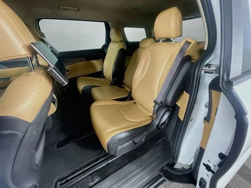 Used 2023 Kia Carnival LX FWD image 24