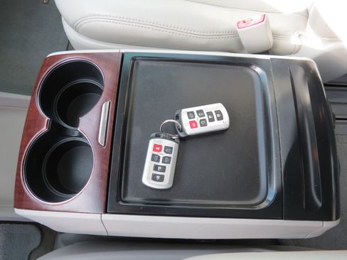 Used 2012 Toyota Sienna XLE image 25