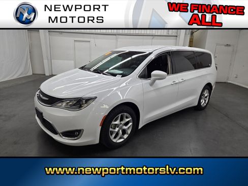 Used 2018 Chrysler Pacifica Touring Plus w/ Tire & Wheel Group image 1