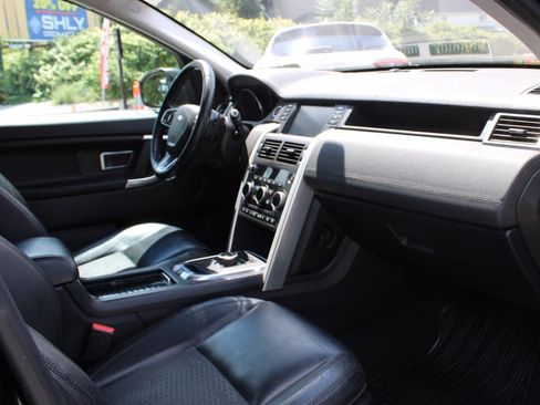 Used 2017 Land Rover Discovery Sport SE image 32