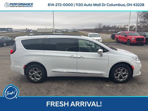 Used 2022 Chrysler Pacifica Limited image 3