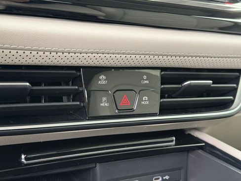 Used 2025 Volkswagen Atlas SE AWD/4WD image 33