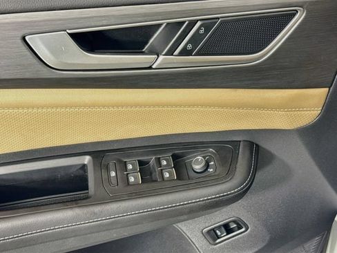 Used 2025 Volkswagen Atlas Cross Sport SE FWD image 18