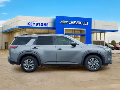 Used 2025 Nissan Pathfinder SV FWD image 8