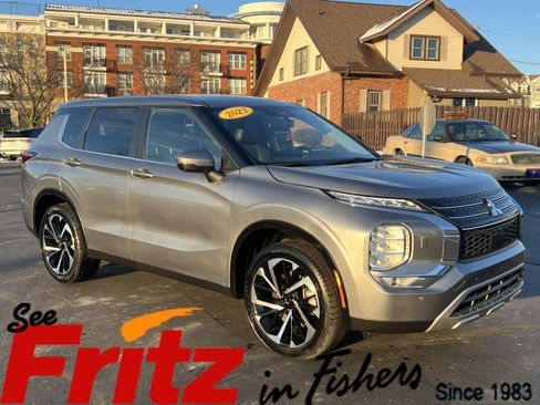 Used 2023 Mitsubishi Outlander SE image 1