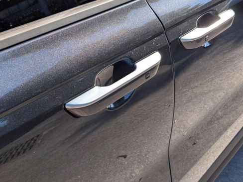 Certified 2023 Kia Carnival EX image 25