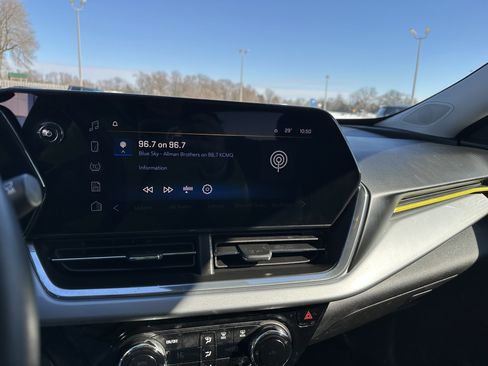 Used 2024 Chevrolet Trax LT w/ LT Convenience Package image 16