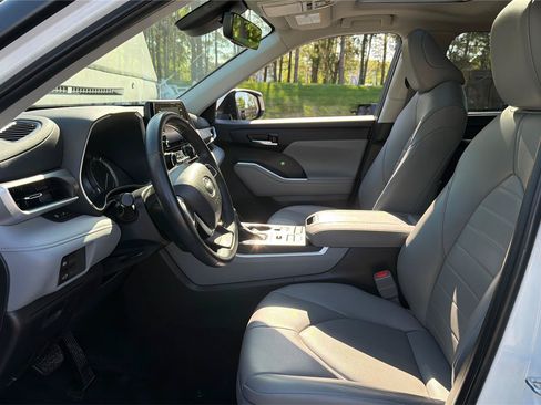 Used 2022 Toyota Highlander XLE AWD/4WD image 10