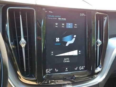 Used 2019 Volvo XC60 T5 Momentum w/ Premium Package AWD/4WD image 16