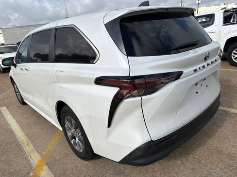 Used 2023 Toyota Sienna XLE FWD image 4