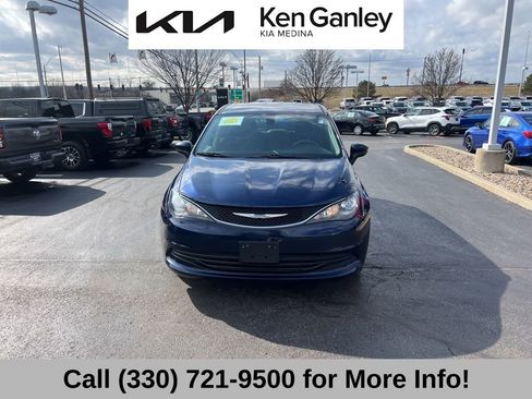 Used 2017 Chrysler Pacifica Touring image 4