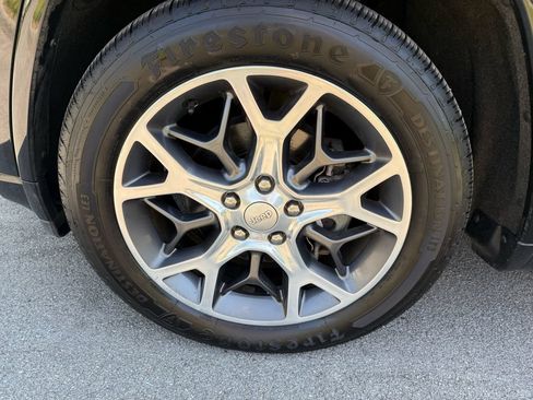 Used 2019 Jeep Grand Cherokee Overland AWD/4WD image 11