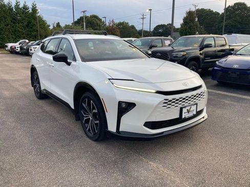 Used 2025 Toyota Crown Signia XLE image 11