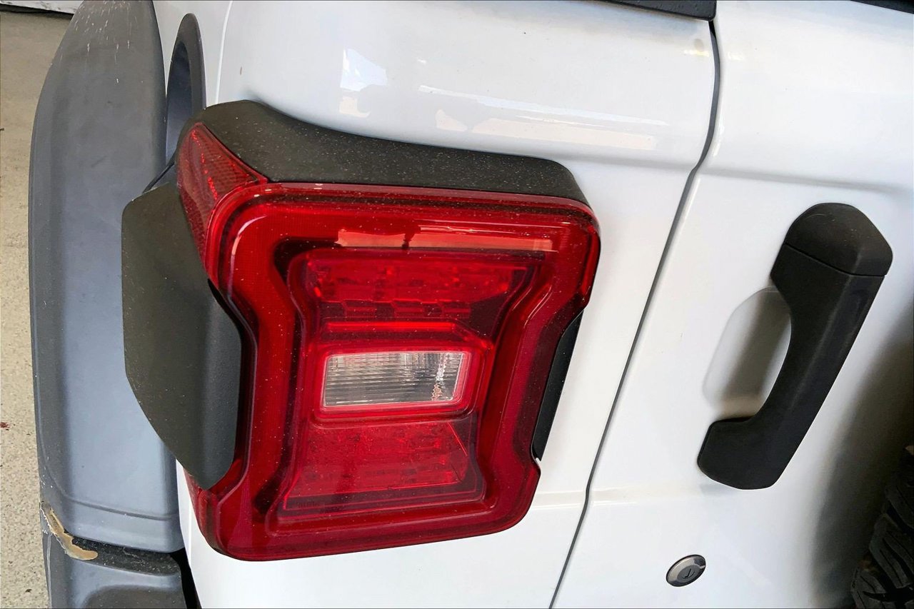 Used 2018 Jeep Wrangler Unlimited Sport S AWD/4WD image 13